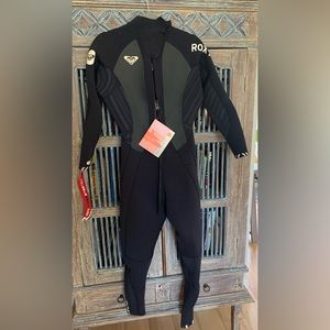 Roxy Women’s Syncro Series 5/4/3 wetsuit, black size 12